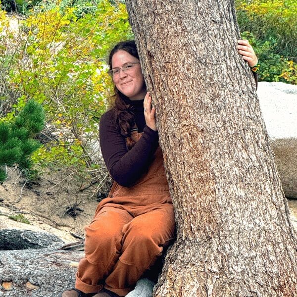 Anna del Amor sits in a tree
